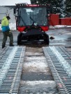 Rolba se dodává bez sněžných pásů, které se přidělají až na místě, aby cestou nedošlo k jejich poškození